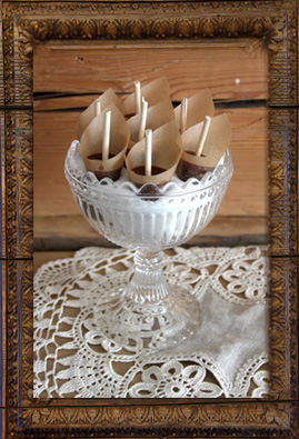 Mauntekijän salmiakki, toffee, suklaa, piparminttu, piparinmakuinen karkki, nekku, käsityönä valmistettu Lappeenrannassa, Etelä-Karjalassa, hää- ja juhlakarkit ja makeiset, karkkinälkään, nostalgiakarkki, tikkari, yrityslahjaksi 